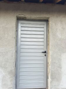 Пешеходна врата от плътни ламели